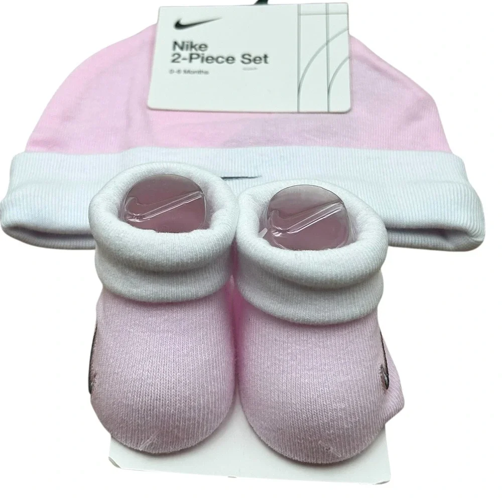 Nike Baby Girls 2-Piece Hat & Socks Set Size 0-6 Months‎ Pink White